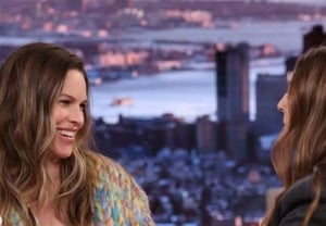 "Los hombres tienen hijos a los 80 años", Hilary Swank, de 52 años, recibe críticas por su embarazo: "¿Cómo se atreven?"