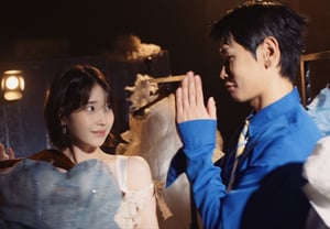 クラッシュ・IU、ロマンチックなムードたっぷり..ラブリーな「ギシギシ」