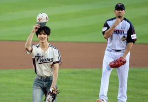 瀬戸際のLG、『勝利の妖精』NCTジソンが注目を集める! 20日のKIA戦に準PO第3戦で反撃の始球式を