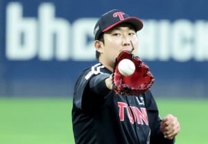 "Tôi suy nghĩ tới 8 aout" Chấn thương cổ, 31 saves, closer LG xúc động... "Ngày mai tôi cũng phải ra sân! Dù sao nếu thua thì hết rồi" [Vòng bán kết 3]
