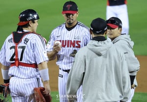 «¿Cómo es posible?» El veterano de 112 victorias en las Grandes Ligas, un inversor extranjero, sufre un golpe: ¡retirado tras 1⅓ entradas! Solitario de Na Seong-beom → hasta el grand slam de Kim Do-young; LG, al borde del abismo, se derrumba en la segunda entrada [Cobertura en vivo del Juego 3 de las Semifinales]