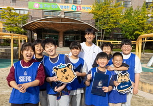 "Nếu bạn đến trực tiếp, tôi sẽ tặng quà" Kang Hyun-je của Seoul Land làm các em học sinh Deungwon Elementary "mê mẩn" với "Smile School" ngọt ngào... "Ngày huấn luyện viên đạt thành công lớn"
