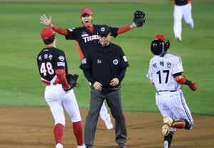 Why exactly is it that "LG was missing only Kim Hyun-soo, yet..." the key players who were central to their championship ultimately fell silent... Will a wave of "major" change blow? [Preliminary Playoffs Game 3 On-Site]