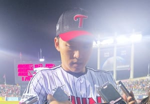 “淘汰后”LG队长独自双手合十低头致歉,而他所指责的只有“一个人”——“没能改变球队氛围”【准PO3现场】