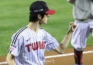 [フォト] NCTジソン、拳を固く握り勝利を願う