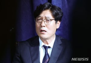 "Hong Myung-bo flies in from the U.S., Chung Mong-gyu is summoned" — Only Lee Im-sang, who vowed to take responsibility, plays "hide-and-seek" in Cambodia... The audacity of having mocked the National Assembly twice