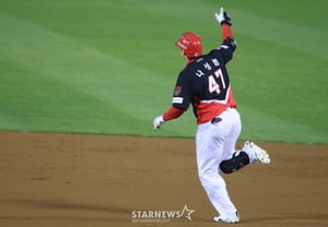 [Foto] Na Seung-beom, toma la iniciativa con un jonrón de apertura por una carrera