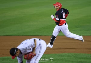 [Foto] KARASCO agachado tras el jonrón inicial de Na Seung-beom