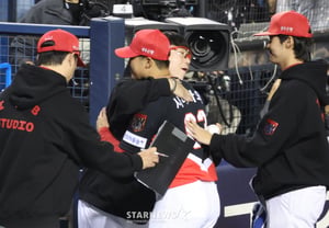 [Foto] Shirakawa, tras su sustitución, abraza apasionadamente a Yang Hyeon-jong