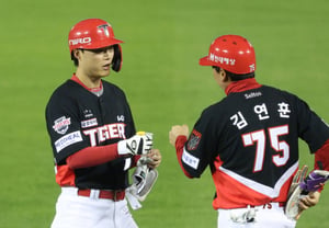 [Ảnh] Park Min, 2 RBI cú đánh vào chốt 2 quyết định