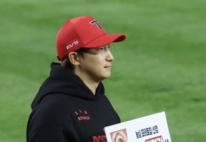 [Foto] Na Sung-bum, emoción por su premio al mejor bateador