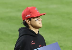 [Foto] Kim Do-young, su último trofeo en el estadio de béisbol de Jamsil