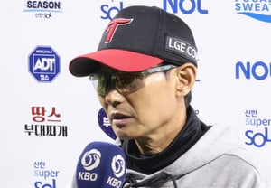 [Photo] Post-match interview: Manager Yeom Kyung-yeop says "Goodbye, Jamsil Stadium"