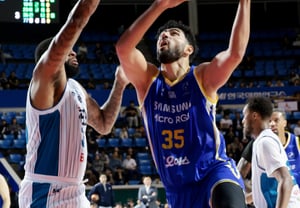 [Foto] Canter intenta un tiro a canasta (layup)