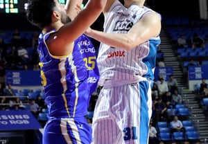 [Foto] Jang Jae-seok intentando un tiro a canasta (layup)