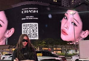 Mother Who Once Opposed Her Career, Now Supports Her on the 'Shinsegae Department Store' Billboard: Ani Poses in Front of the Screen Featuring Her Own Image [Star Issue]