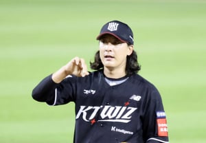 [Official] Long-haired pitcher who spent '16 years with LG' ultimately fails to rebound... Right-hander who traveled the entire country from 'Gwangju→Seoul→Jeju→Daejeon→Incheon→Suwon' also departs! KT, ahead of Korea Series, notifies 10 players of non-renewal