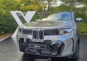 新型BMW X5と純電気自動車iX5、実際に見てみると妙に異なる構成が目を引く