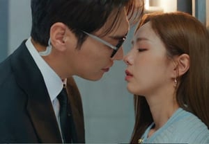 "Kim Young-kwang is charming, awkward, and sexy": Overseas fans praise 'Charge Me Up' ... Top 10 in 64 countries [K-EYES]