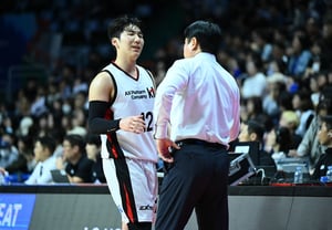 "You can rest" — even the coach urged him to sit out... But Moon Jung-hyun played despite pain in his sole. How desperate is KT amid a three-game losing streak?