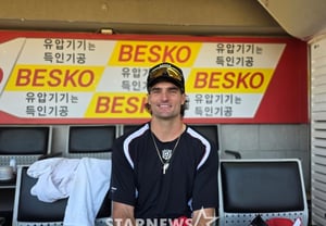 "Sincere congratulations on winning the home run title, Kim Do-young." KT's foreign player Sam Hilliard, who hit 44 home runs and drove in 139 RBIs with monstrous power, also expressed respect: "I haven't shown my best form yet either"