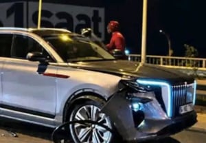 Un "Rolls-Royce chino" de 1,8 millones de euros: "casi se convierte en papel"... Triple choque que golpea a la familia del portero del Manchester United: "Decían que era robusto, pero quedó aplastado por delante y por detrás"