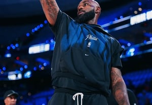 "¿Estás calentando mientras suena el himno nacional de Estados Unidos? ¡Es una afrenta al país!" La crítica absurda de Trump → LeBron, indiferente: "Parece que no tienen mucho trabajo"