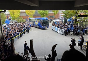 “For Our Glory Today”: Incheon Fans Stage “Bus Welcome” Cheering Ahead of Match Against Jeju, Which Is on the Line for Final A [Incheon On-Site]