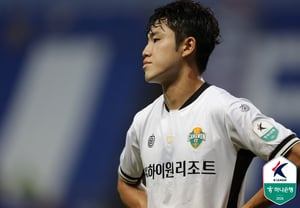 "I Won't Be Drafted": Director Jeong Kyung-ho Speaks Out on Lee Ki-hyuk Controversy, "He Has Matured Significantly... The Thrill of Wearing the National Team Badge Is Being Forgotten Lately" [On Site at Sangam]