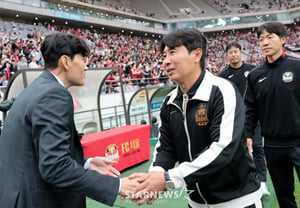[Foto] "¡Hoy derrotamos a Gangwon y ganamos el campeonato!" El entrenador Kim Ki-dong del FC Seúl