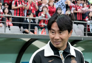 [Foto] El entrenador Kim Ki-dong del FC Seúl, "preparando el partido con una sonrisa"