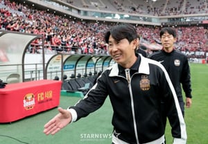 "Kept my promise to win within three years": Kim Ki-dong's magic... He even abandoned '1% golf, 1% family' for a '100% soccer' victory: Behind the scenes [On-site at Sangam]