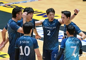 «El show individual de Araujo con 24 puntos no fue suficiente»: ¡Korean Air gana la batalla sangrienta por 37-35! Aplasta a Woori Card 3-0 y se clasifica primero para la final [Revisión de las semifinales de la Copa KOVO]