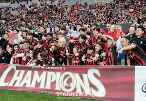 [Photo] Let's preserve this moment forever! FC Seoul Manager Kim Ki-dong and players celebrate "first title in 10 years"