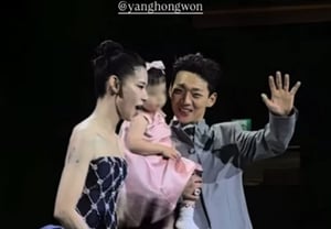 怀抱女儿步入婚姻殿堂，却以"如同走进汽车旅馆般的心情"发表感言的梁洪源，因与女的汽车旅馆出轨争议陷入家庭"危机"[明星话题]