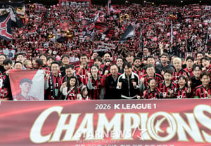 [Photo] "This moment, forever!" FC Seoul's manager Kim Ki-dong and the players