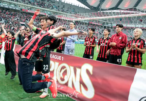 [フォト] 「二人の子どもに甥・姪まで動員」FCソウル主将キム・ジンスの勝利セレモニー