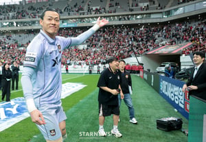 [フォト] みんなでセレモニーを一度やってみようか！FCソウル守護神 ク・ソンユン