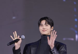 Byun Woo-seok, a sight that fills one with admiration… His good looks have 'leveled up' with black charisma [Star Issue]