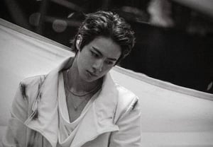 Сила «Worldwide Handsome»! Чин из BTS засиял в рамках кампании по безопасности чилийской полиции