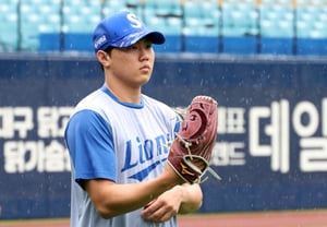 [フォト] ペ・チャンスン「この程度の雨なら強行」