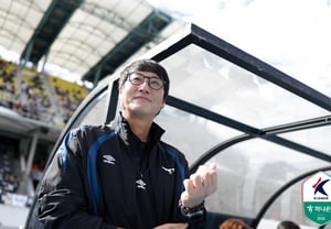 "My eyes are so swollen I can't see anything..." Unexpected late substitution leaves Gimhae-un, Seongnam FC manager, voicing regret [Seongnam on-site]
