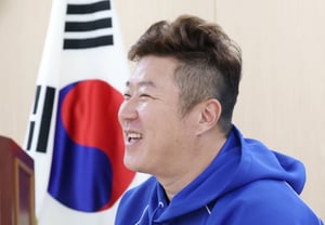 [Foto] Choi Hyeong-woo, sonriendo de principio a fin