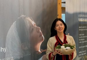 「55歳」イ・ヨンエ、ノーメイクでも完成度の高いルック..ナチュラルに着た