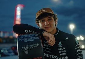 "The world No. 1 in F1 caused a parking accident!" The absurd mistake of a 20-year-old genius driver... He slammed into a fence while reversing