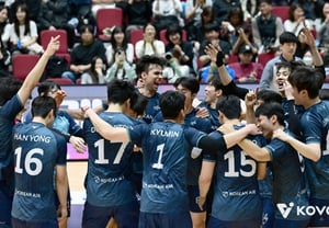 “Back Surgery” Foreign Investor: Wins Again Without Coach! German National Team MVP Explodes for 25 Points… Korean Air Defeats Hyundai Capital Insurance Again, Claims Record-Setting 7th KOVO Cup Title