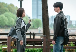 Superando la diferencia de edad… Park Min-young y Yook Sung-jae, un romance de equilibrio entre trabajo y vida personal [Nine to Six]