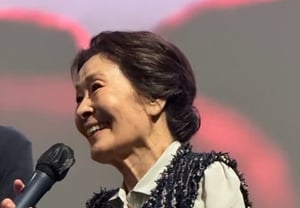 85-year-old Kim Hye-ja, amid "health concerns," greets audience without assistance… bright smile also captured [Star Issue]