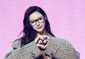 ILLIT's Yuna poses with a "charming hand heart" [★Photo]