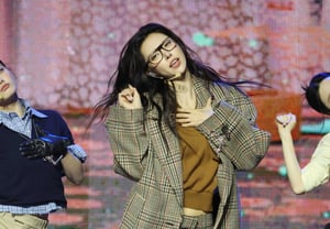 ILLIT, Yun-a: "Un baile lleno de energía" [★Fotos]